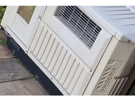 Equipe técnica realizando conserto de sistema de aquecimento de piscina