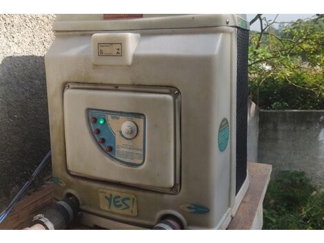 Equipe especializada realizando manutenção de trocador de calor aquecedor de piscina