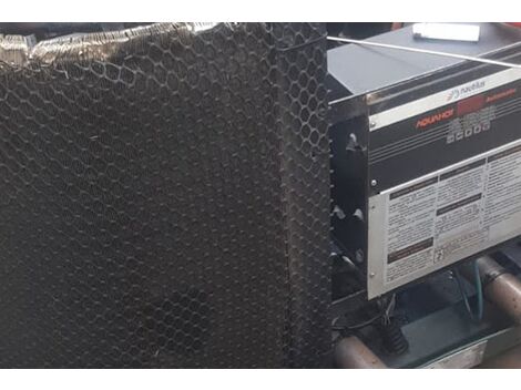 Equipe técnica realizando conserto de trocador de calor aquecedor de piscina