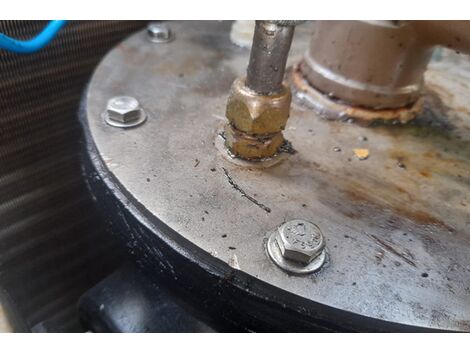 Substituição de peças em sistema de aquecimento de piscina com equipe especializada